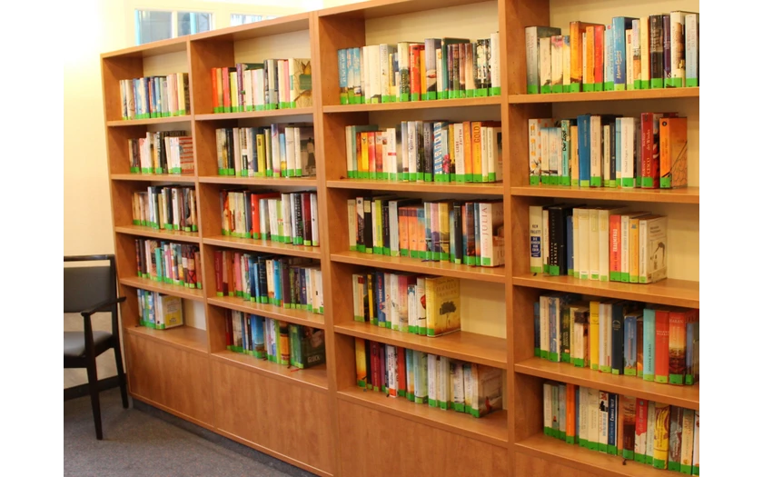 Regal voller Bücher im Haus des Gastes