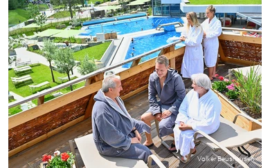 Ein Besuch der Badelandschaft in der Börde-Therme ist für alle ein Spaß - Champagnerliegen, Massagendüsen und der Sprudelpilz sorgen für Abwechslung.