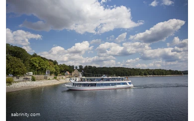 Mit 40 km Seeufer ist der Möhnesee ein ideales Ziel zum Schwimmen, Segeln und Surfen – kurz: zum Erholen, mit dem Rad über die Pengel-Anton-Route ohne große Steigungen zu erreichen..