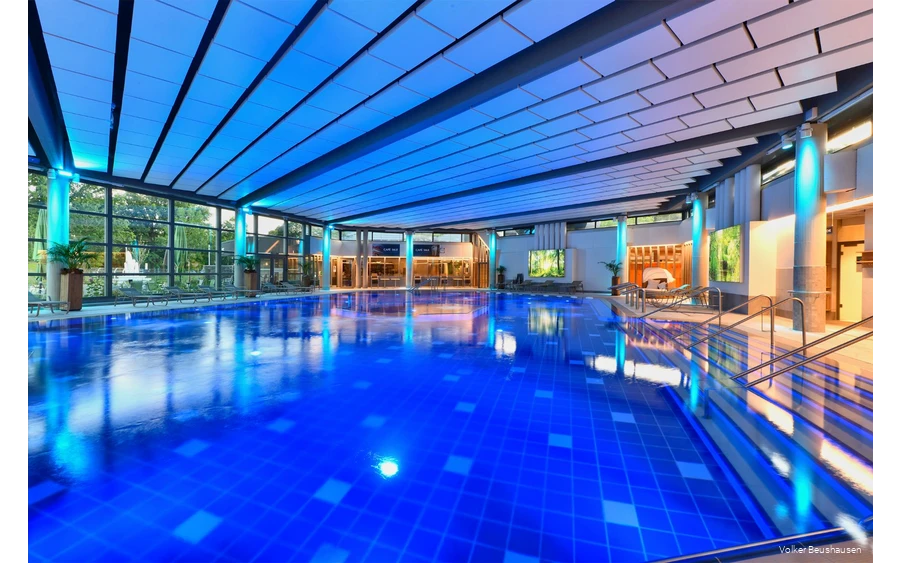 Sich treiben lassen und entspannen, die Börde-Therme Bad Sassendorf bietet dafür in ihrem großen Innenbecken und den zwei Außenbecken ausreichend Platz.reichend