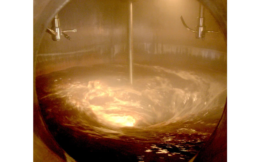 Maische-in-Brennblase.jpg Maische-in-Brennblase.jpg