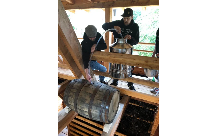 Einfüllen_Fass_I_1.jpg Einfüllen_Fass_I_1.jpg