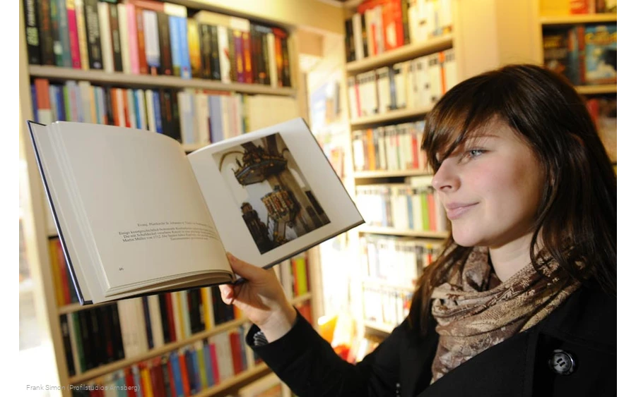 In der Bücherei finden Sie eine große Auswahl an Büchern verschiedener Genres, außerdem liegen Zeitungen und Zeitschriften zum Lesen aus.