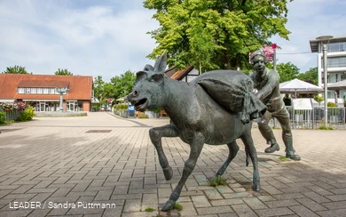 Die Sassendorfer Salzspuren sind ein Rundgang vom Hof Haulle durch den Ort und den Kurpark, vorbei an Gebäuden, Plätzen und Kunstwerken, die die lokale Salzhistorie dokumentieren und/oder für die Verwendung der Sole zu Heilzwecken stehen.