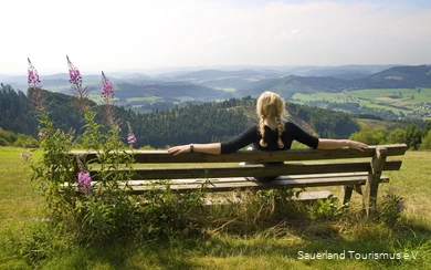 Immer wieder auf und ab geht es im Sauerland, durch schwingende Landschaften mit grünen Hügeln, langen Bergkämmen und weiten Tälern. Von oben genießt man einen herrlichen Ausblick.