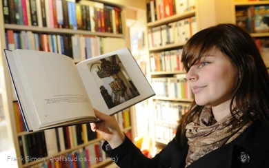 In der Bücherei finden Sie eine große Auswahl an Büchern verschiedener Genres, außerdem liegen Zeitungen und Zeitschriften zum Lesen aus.