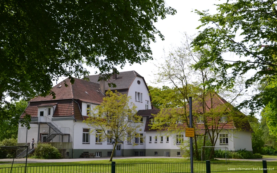 Die Kinderfachklinik ist eine Klinik für Rehabilitation, Vorsorge- und Heilbehandlung von seelisch und psychosomatisch beeinträchtigten Kindern, Jugendlichen und jungen Erwachsenen.