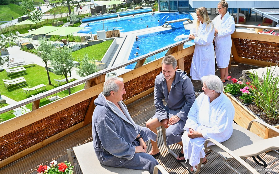 Ein Besuch der Badelandschaft in der Börde-Therme ist für alle ein Spaß - Champagnerliegen, Massagendüsen und der Sprudelpilz sorgen für Abwechslung.