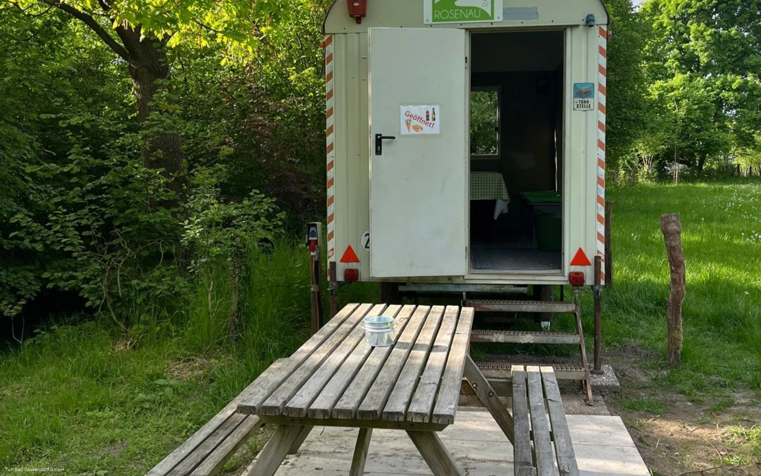 Rast-Bauwagen am Wanderweg an der Rosenau