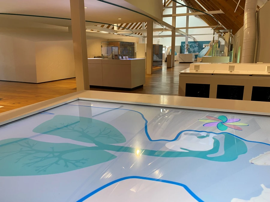 Medientisch zur Erkl&auml;rung der Soleinhalation in den Westf&auml;lischen Salzwelten