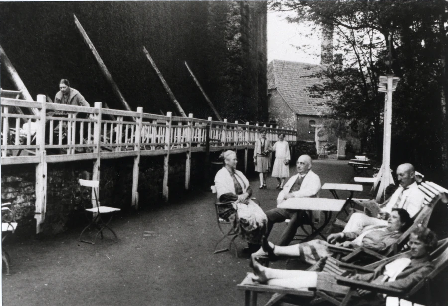 Kurg&auml;ste am Gradierwerk, um 1900