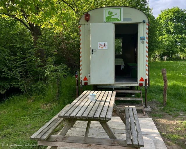 Rast-Bauwagen am Wanderweg an der Rosenau
