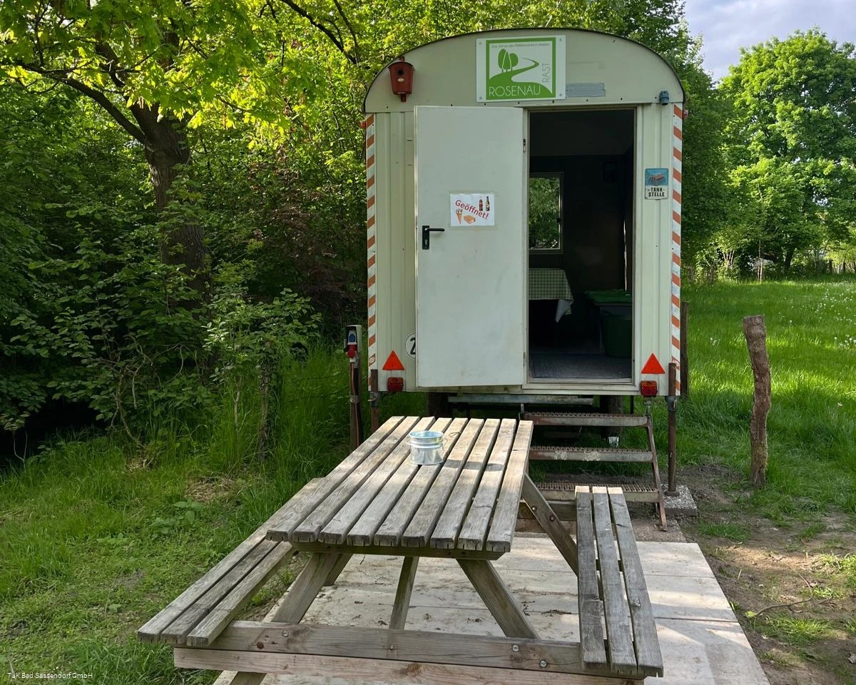 Rast-Bauwagen am Wanderweg an der Rosenau Rast-Bauwagen am Wanderweg an der Rosenau