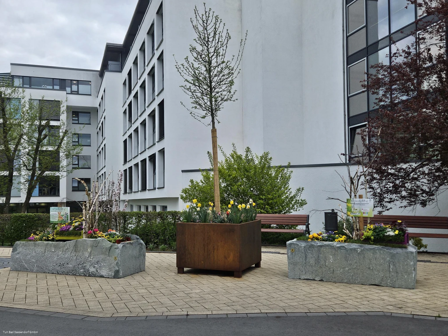 Bad Sassendorf blüht auf - Frühlingsdekoration im Ortszentrum