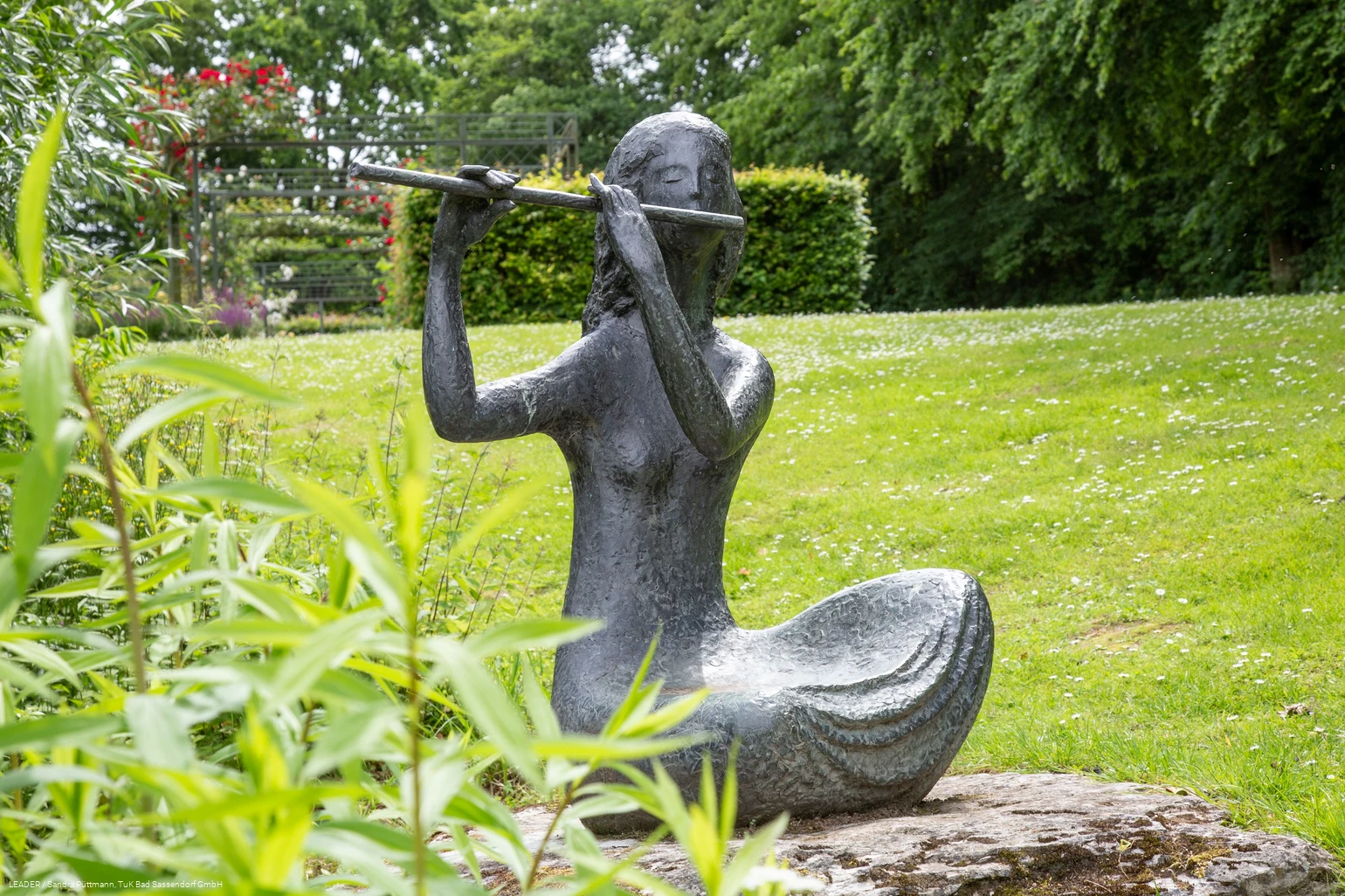 Flötenspielerin (Skulptur im Kurpark Bad Sassendorf)