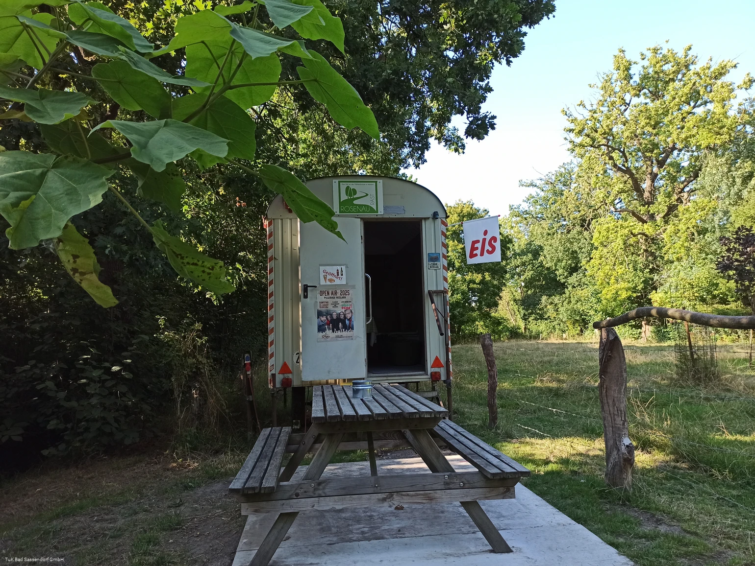 Rast-Bauwagen am Wanderweg an der Rosenau